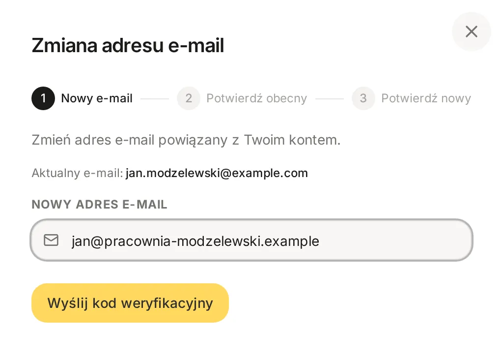 Okno Zmiana adresu e-mail z krokami Nowy e-mail, Potwierdź obecny i Potwierdź nowy oraz polem Nowy adres e-mail