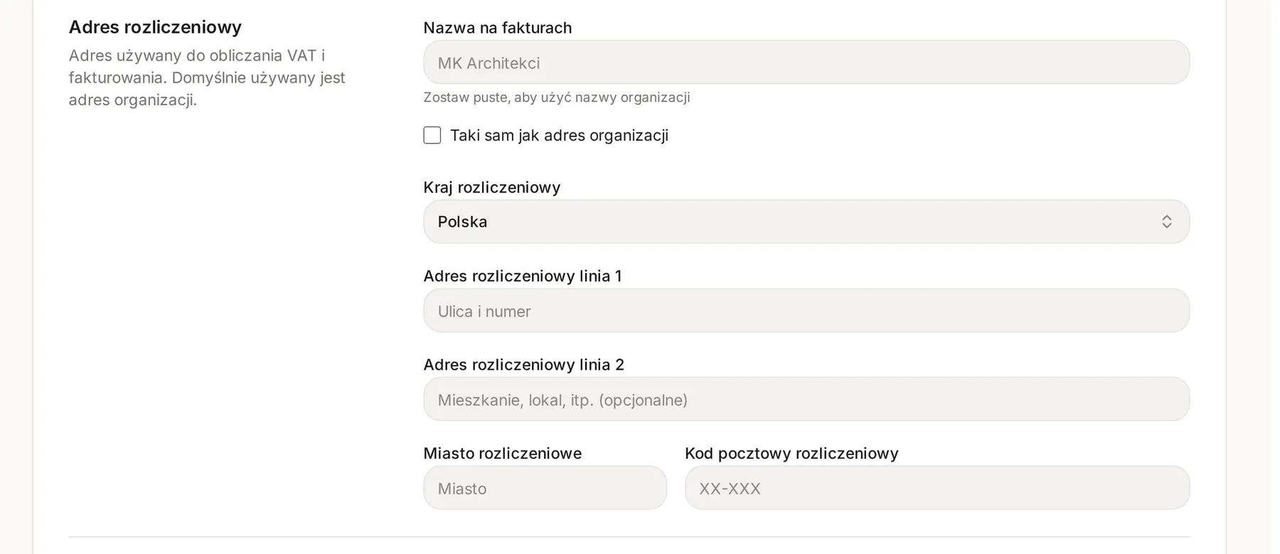 Sekcje Adres rozliczeniowy i Informacje podatkowe z polami Nazwa na fakturach, Taki sam jak adres organizacji, Kraj rozliczeniowy i NIP