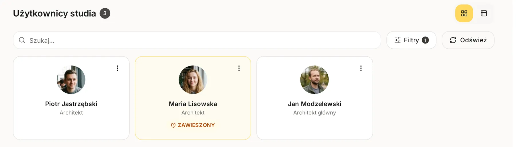 Kafelki Użytkownicy studia z jedną osobą oznaczoną jako Zawieszony