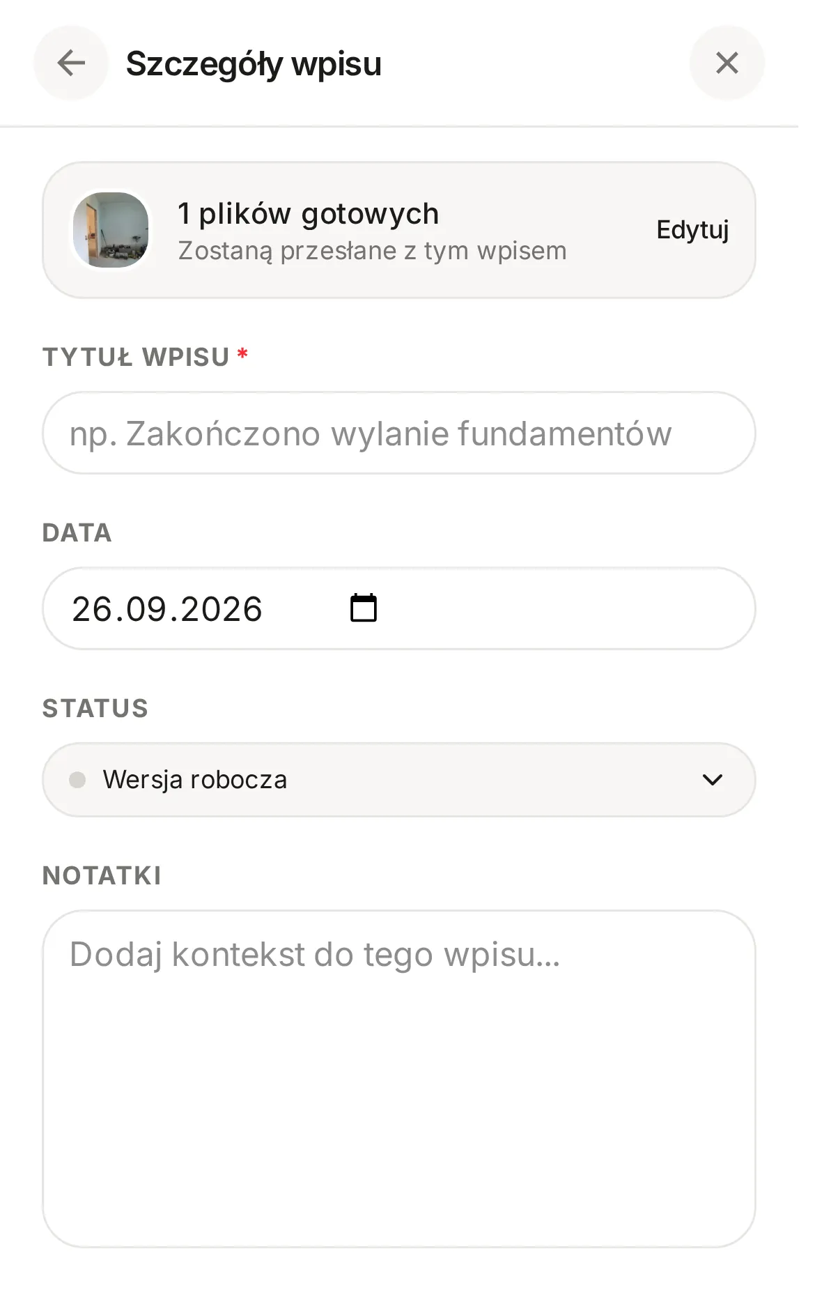 Krok Szczegóły wpisu na telefonie z polami Tytuł wpisu, Data, Status ustawionym na Wersja robocza i Notatki
