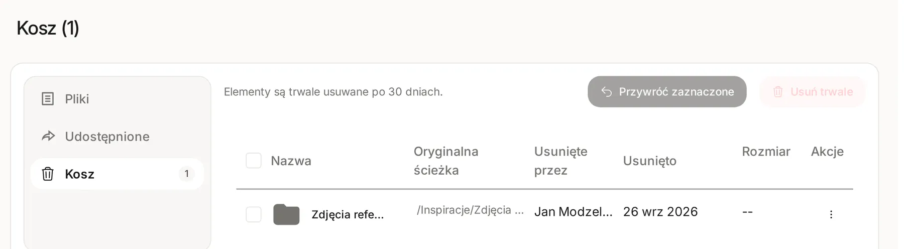 Widok Kosz z informacją, że elementy są trwale usuwane po 30 dniach, i kolumnami Nazwa, Oryginalna ścieżka, Usunięte przez, Usunięto oraz Rozmiar