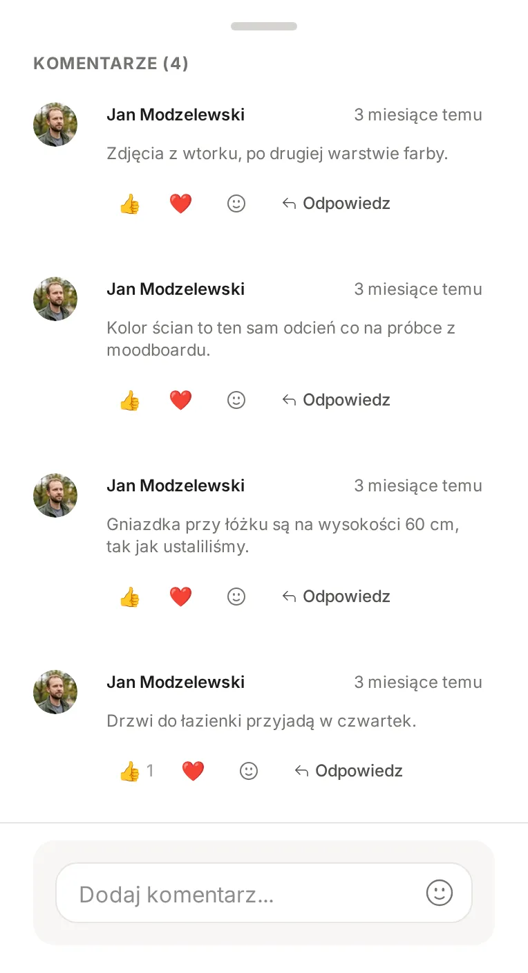 Panel Komentarze (4) na telefonie z komentarzami projektanta, reakcjami kciuk i serce, przyciskiem Odpowiedz i polem Dodaj komentarz