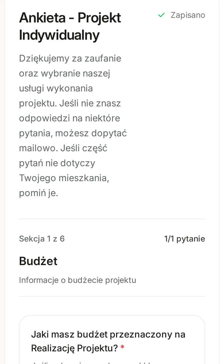 Początek formularza Ankieta - Projekt Indywidualny na telefonie ze wstępem od studia, napisem Zapisano, licznikiem Sekcja 1 z 6 i pierwszym pytaniem o budżet