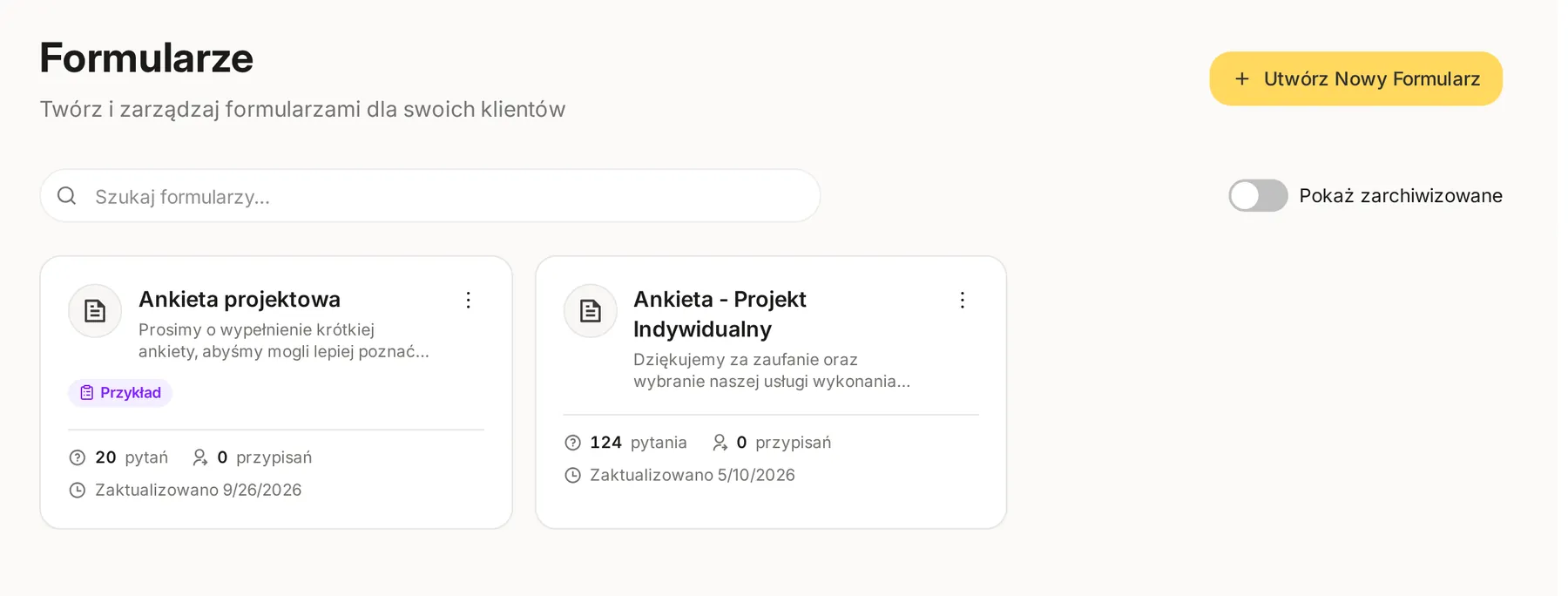 Strona Formularze z przyciskiem Utwórz Nowy Formularz, wyszukiwarką, przełącznikiem Pokaż zarchiwizowane i dwiema kartami formularzy, jedną z plakietką Przykład
