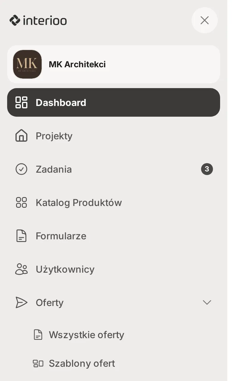 Menu Interioo otwarte na telefonie: nazwa studia MK Architekci, przycisk zamknięcia i pozycje Dashboard, Projekty, Zadania, Katalog Produktów, Formularze, Użytkownicy i Oferty