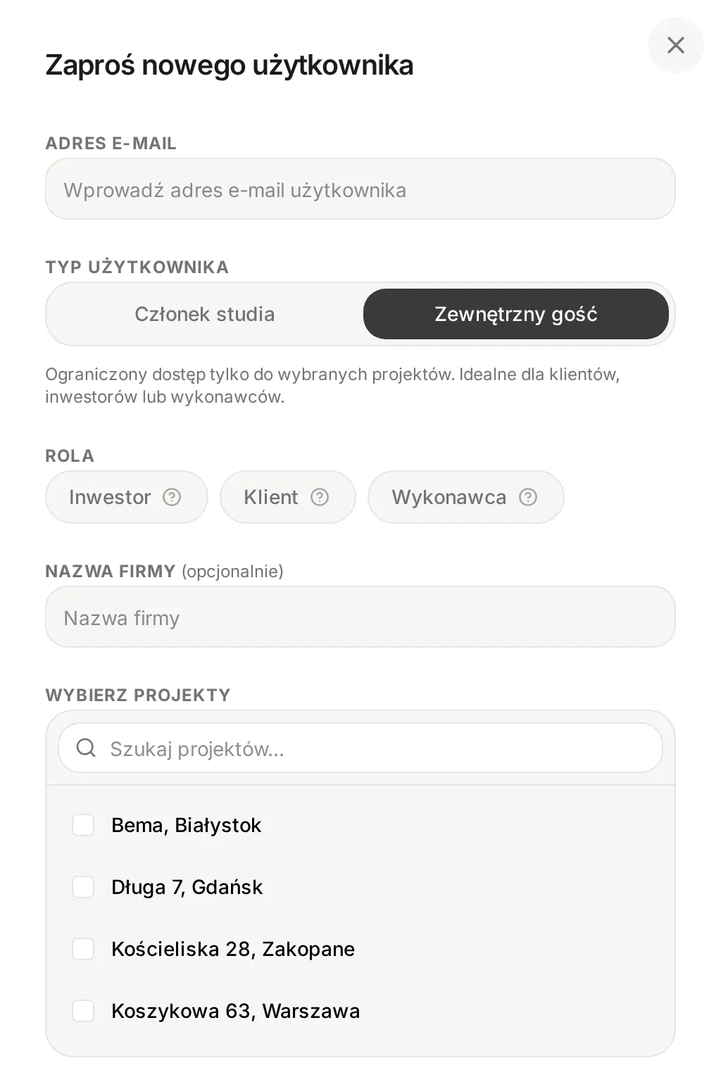 Okno Zaproś nowego użytkownika z wybranym typem Zewnętrzny gość, rolami Inwestor, Klient, Wykonawca i listą projektów do wyboru