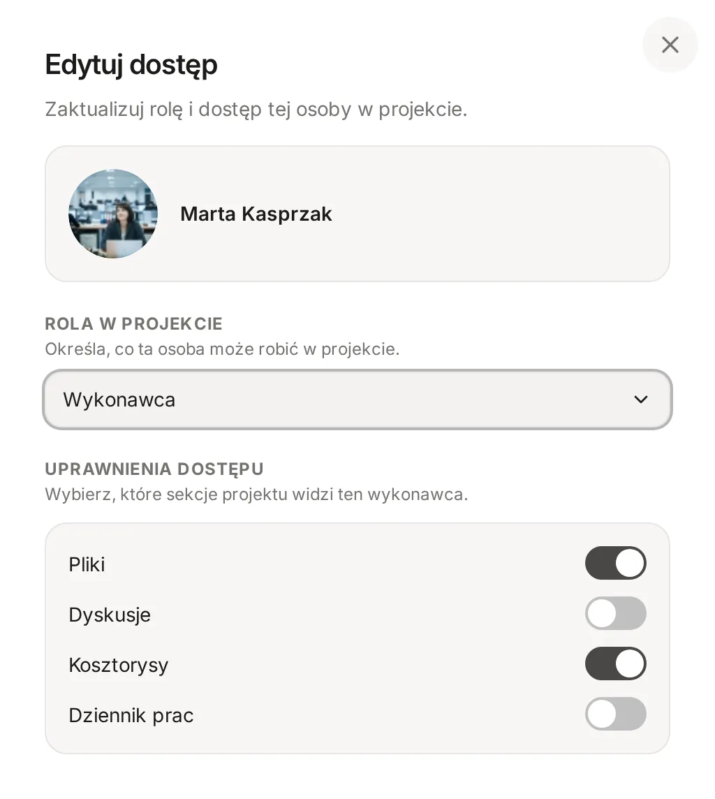 Okno Edytuj dostęp dla Wykonawcy z wyborem roli w projekcie i przełącznikami Uprawnienia dostępu dla sekcji Pliki, Dyskusje, Kosztorysy, Dziennik prac